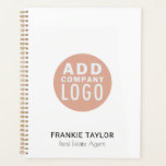 Logo personnalisé Agent immobilier employé Personn<br><div class="desc">Les étiquettes de nom minimaliste modernes modèle pour ajouter votre logo d'entreprise, le nom de l'employé et le titre actuel de l'emploi ou seulement le nom de l'entreprise. Customisez les polices utilisées et la couleur arrière - plan qui est blanche avec l'outil de conception pour correspondre aux couleurs de votre...</div>