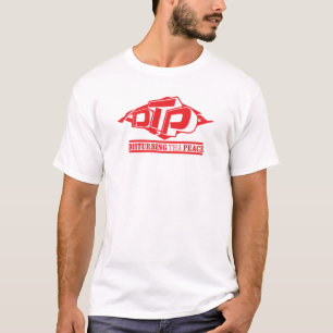 Logo rouge de DTP sur le T-shirt d'hommes blancs