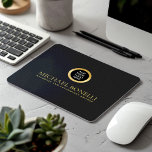 Logo ROUND en cuir gris noir<br><div class="desc">Améliorez votre espace de travail avec ce tapis de souris en cuir noir gris conçu pour combiner style et fonctionnalité. Doté d'un logo doré luxueux et d'une option permettant d'ajouter deux lignes de texte personnalisé, ce pavé de souris est parfait pour personnaliser avec votre nom, entreprise, entreprise ou tout autre...</div>