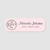 Logo sur un badge nominatif noir écriture script r (Devant)