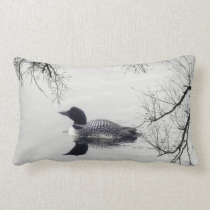 Loin noir et blanc sur un décor de lac coussin