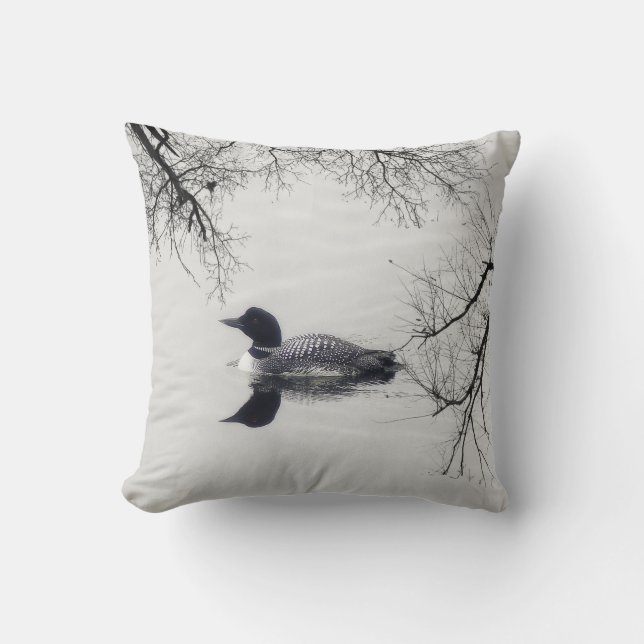 Loin noir et blanc sur un décor de lac coussin (Recto)