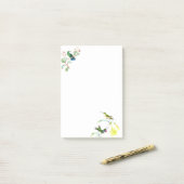 L'oiseau de colibri fleurit les notes de post-it (Sur un bureau)