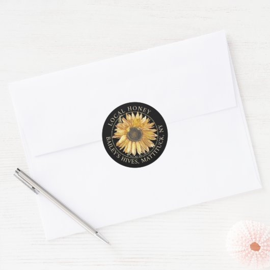 Lokaal honingetiket met  zonnebloem op zwart ronde sticker (Envelop)