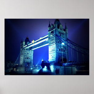 Londen Tower Bridge bij Blauwe Nacht Poster