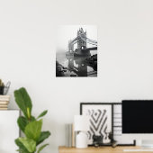 London Tower Bridge in de mist Poster (Thuiskantoor)