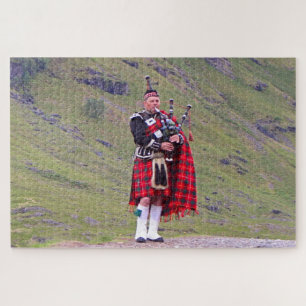 Lone Scottish bagpiper, Highlands, Schotland Legpuzzel