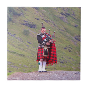 Lone Scottish bagpiper, Highlands, Schotland Tegeltje