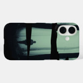 Lone Soldier in Bossen iPhone 16 Hoesje (Achterkant (horizontaal))