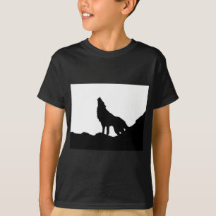 Lone Wolf staat op een heuvel T-shirt