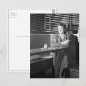 Lonely Girl in een bar, 1943 Briefkaart (Voorkant / Achterkant)