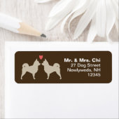 Long Haire Chihuahuas met het adres van de terugke Etiket (Insitu)