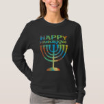 Long T-shirt de douille de dames heureuses de<br><div class="desc">Célébrez Hanoukka avec cette chemise gainée long de vacances colorées pour des dames qui indique,  "Hanoukka heureux" au-dessus d'un menorah.</div>