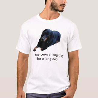 Longue journée pour un long T-shirt de chien