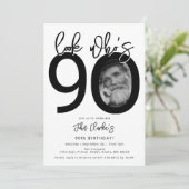 Look who's 90 | Photo 90th Birthday Invitation (Debout devant)