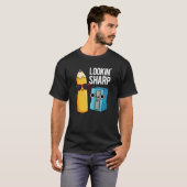 Lookin Sharp Funny Pencil Pun Dark BG T-shirt (Voorkant volledig)