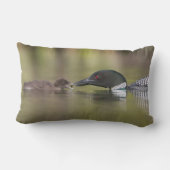 Loon Adult Feeds Chick Kussen (Achterkant)