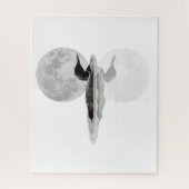 Loon Swims Dans Le Puzzle De La Lune (Vertical)