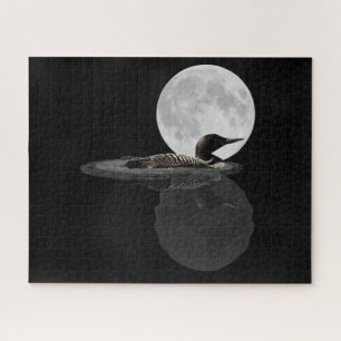Loon Swims Dans Le Puzzle De La Lune