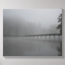 Loopbrug in de mist.