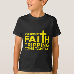 Lopen door geloof, constant struikelen Jezus Kruis T-shirt