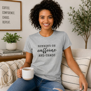 Lopen op cafeïne en chaos t-shirt
