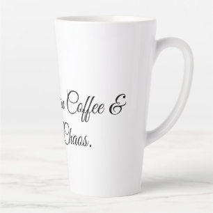 Lopen op koffie en pure chaos. latte mok