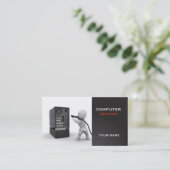 L'ordinateur répare le carte de visite (Debout devant)