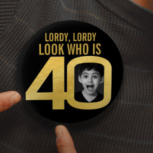 Lordy die is 40 foto zwart goud 40e verjaardag ronde button 3,2 cm