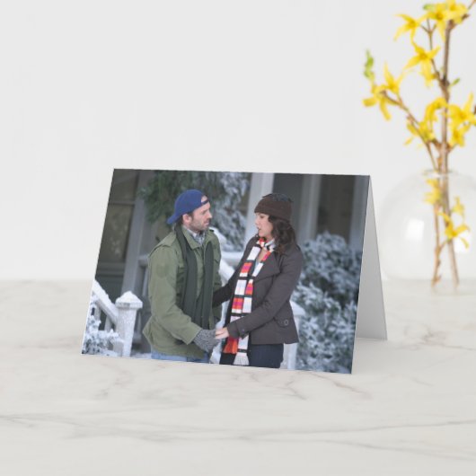 Lorelai & Luke Holding Hands in de sneeuw Kaart (Gele Bloem)