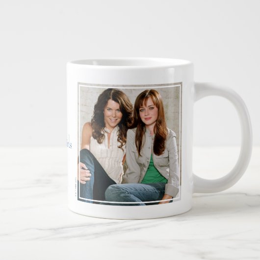 Lorelai & Rory Sitting Portrait Extra Grote Beker (Rechts)