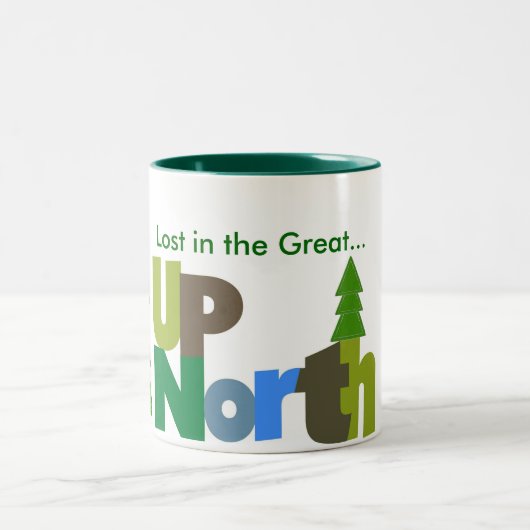 Lost In the Great Up North Mug - arbre supplémenta (Centre)