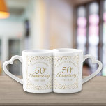 Lot De Mugs 50e Anniversaire Coeurs d'or Confetti<br><div class="desc">Personnalisez avec les noms et l'année mariage du couple heureux. Un cadeau amusant,  unique et personnalisable pour célébrer l'anniversaire du mariage d'or de n'importe qui. Conçu par Thisisnotme©</div>