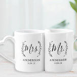 Lot De Mugs Elégant Botanique M. et Mme Newlyweds<br><div class="desc">Conçu sur mesure pour la mariée et le marié, il est doté d'une élégante couronne de laurier rustique et d'une calligraphie à la main moderne avec nom de famille modifiable et date mariage. Cette tasse personnalisée est non seulement un cadeau mariage mémorable pour les anniversaires, la douche nuptiale et les...</div>