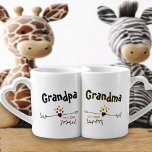 Lot De Mugs Les nouveaux grands-parents personnalisent ses & s<br><div class="desc">Design de coeurs et flèches modernes dans une palette de couleurs chic - idéal pour les nouveaux grands-parents. Les mots, grand-père et grand-mère peuvent tous deux être personnalisés à grand-père, Nanna etc., selon vos préférences. Vous pouvez aussi ajouter l'année où le couple est devenu grands-parents fiers. L'une est bleu ardoise...</div>