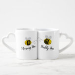 Lot De Mugs Maman et papa Bee | Nouveaux parents<br><div class="desc">Le cadeau parfait pour tout couple qui attend un nouveau paquet de joie,  le design amusant et moderne comprend une jolie maman abeille sur une tasse et une papa abeille sur l'autre.</div>