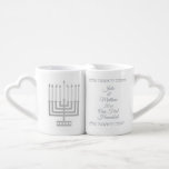 Lot De Mugs Menorah argenté nos premiers nouveaux mariés de<br><div class="desc">Personnalisez l'ensemble de la tasse du ce NOTRE PREMIER couple de HANOUKKA décoré de l'argent Menorahs de faux et du lettrage hébreu pour celui d'un cadeau aimable pour les nouveaux mariés. Il est facile changer le texte hébreu (notre premier Hanoukka) et le message en anglais ainsi cet ensemble blanc et...</div>