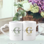 Lot De Mugs Nouveau grand-mère et grand-père Monogramme vert e<br><div class="desc">Mug monogramme familial mis pour la nouvelle grand-mère et grand-père (ou grands-parents établis) que vous pouvez personnaliser avec la date qu'ils sont devenus grands-parents première fois. Ce design a un élégant script manuscrit, une typographie moderne et une palette de couleurs subtile de vert argenté, jaune ocre, noir et blanc. Un...</div>