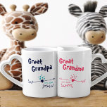 Lot De Mugs Nouveau Grand-Parents Personnalisé - Bleu & Rose<br><div class="desc">Design de coeurs et flèches modernes en rose et bleu - idéal pour les nouveaux grands-parents. Les mots, grand-père et grand-mère peuvent tous deux être personnalisés à grand-père, Nanna etc., selon vos préférences. Vous pouvez aussi ajouter l'année où le couple est devenu fière arrière-grand-parents. Parcourez notre magasin pour trouver d'autres...</div>
