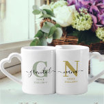 Lot De Mugs Nouveau Nana et grand monogramme vert et ocre<br><div class="desc">Mug monogramme familial pour la nouvelle nana et grand-père (ou grands-parents établis) que vous pouvez personnaliser avec la date qu'ils sont devenus grands-parents première fois. Ce design a un élégant script manuscrit, une typographie moderne et une palette de couleurs subtile de vert argenté, jaune ocre, noir et blanc. Un mug...</div>