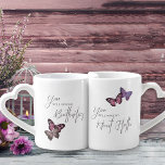 Lot De Mugs Typographie chic et papillons - Nom personnalisé A<br><div class="desc">Personnalisez ces tasses de couple avec vos noms, l'événement (c.-à-d., les coéquipiers depuis, mariés, établis) et la date ou l'année. Le design comporte des papillons et une typographie chic d'un côté de chaque tasse, avec votre texte personnalisé de l'autre. Les phrases amoureuses romantiques lisent "Tu me donnes toujours des papillons"...</div>