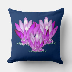 Lotus blossom roze tegen jachtblauwe achtergrond kussen