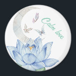 Lotus & Butfly Mariage Magnet<br><div class="desc">Cet aimant mariage rond présente une aquarelle sereine avec une fleur de lotus bleu doux, des papillons délicats et l'inscription romantique "Amour calme". Parfait comme une faveur de mariage ou un cadeau de remise en forme, cet aimant ajoute une touche paisible et élégante à votre célébration. Un beau gardien pour...</div>