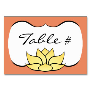 Lotus exquis dans la carte de table baisée au sole