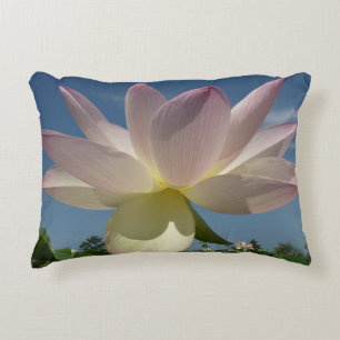 Lotusbloem en blauwe lucht II Accent Kussen