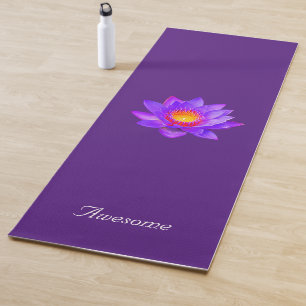Lotusbloem op koninklijk paars yogamat