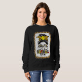 Loud en proud Softball Mam Messy Bun Leopard Bleac Trui (Voorkant volledig)