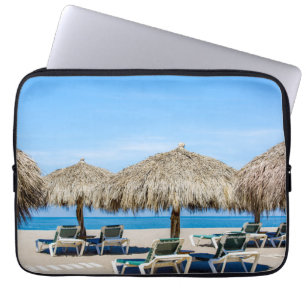 Lounge-carrossen en dergelijke paraplu's op strand laptop sleeve