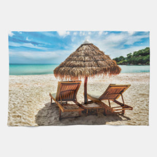 Lounge-stoelen op strandwerend kussens theedoek