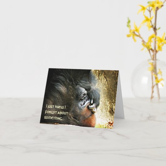 Lounging Gorilla Verlate Verjaardag Kaart (Gele Bloem)